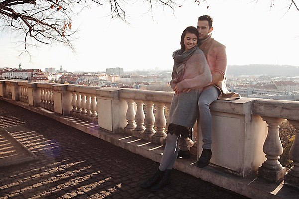 포토 JPG 주간 전신 서양인 외국인 커플 여자 남자 겨울 데이트 난간 사랑 미소 사람 앉기 20대 성인 야외 두명 일상 옆모습 기댐 체코 백허그 성인만 국내포토 자연요소 계절 감정 유럽 뷰포인트 관계 모션 포옹 표정 인종 청년 라이프 파일형식