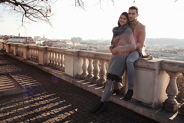 포토 JPG 주간 전신 서양인 외국인 커플 응시 여자 남자 겨울 데이트 난간 안기 사랑 미소 사람 앉기 20대 성인 야외 두명 일상 옆모습 기댐 체코 백허그 성인만 국내포토 자연요소 시선 계절 감정 유럽 뷰포인트 관계 모션 포옹 표정 인종 청년 라이프 파일형식