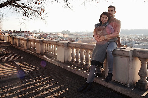 포토 JPG 주간 전신 서양인 외국인 커플 응시 여자 남자 겨울 데이트 난간 안기 사랑 미소 사람 앉기 20대 성인 야외 두명 일상 옆모습 도시풍경 손잡기 기댐 체코 백허그 성인만 국내포토 자연요소 시선 계절 감정 유럽 뷰포인트 관계 모션 포옹 표정 인종 풍경 청년 라이프 도시 파일형식