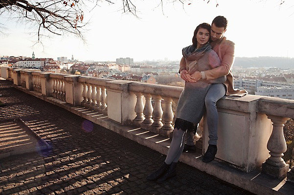 포토 JPG 주간 전신 서양인 외국인 커플 응시 여자 남자 겨울 데이트 난간 안기 사랑 사람 앉기 20대 성인 야외 두명 일상 옆모습 도시풍경 손잡기 기댐 체코 백허그 성인만 국내포토 자연요소 시선 계절 감정 유럽 뷰포인트 관계 모션 포옹 인종 풍경 청년 라이프 도시 파일형식