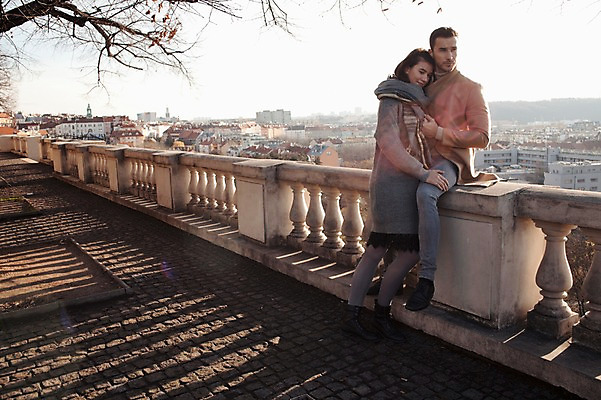 포토 JPG 주간 전신 서양인 외국인 커플 응시 여자 남자 겨울 데이트 난간 안기 사랑 서기 미소 사람 앉기 20대 성인 야외 두명 일상 옆모습 도시풍경 기댐 체코 성인만 국내포토 자연요소 시선 계절 감정 유럽 뷰포인트 관계 모션 표정 인종 풍경 청년 라이프 도시 파일형식