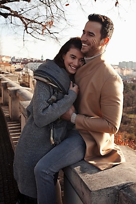 포토 JPG 주간 서양인 외국인 커플 여자 남자 겨울 데이트 난간 안기 사랑 미소 사람 앉기 상반신 20대 성인 야외 두명 일상 옆모습 기댐 즐거움 체코 성인만 국내포토 자연요소 계절 감정 유럽 뷰포인트 관계 모션 표정 인종 청년 라이프 파일형식