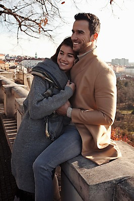 포토 JPG 주간 서양인 외국인 커플 응시 여자 남자 겨울 데이트 난간 안기 사랑 미소 사람 앉기 상반신 20대 성인 야외 두명 일상 옆모습 도시풍경 기댐 체코 성인만 국내포토 자연요소 시선 계절 감정 유럽 뷰포인트 관계 모션 표정 인종 풍경 청년 라이프 도시 파일형식