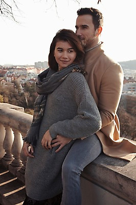 포토 JPG 주간 서양인 외국인 커플 응시 여자 남자 겨울 데이트 난간 안기 사랑 미소 사람 앉기 상반신 20대 성인 야외 두명 일상 옆모습 체코 백허그 성인만 국내포토 자연요소 시선 계절 감정 유럽 뷰포인트 관계 모션 포옹 표정 인종 청년 라이프 파일형식