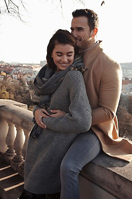 포토 JPG 주간 서양인 외국인 커플 여자 남자 겨울 데이트 난간 안기 사랑 서기 미소 사람 앉기 상반신 20대 성인 야외 두명 일상 옆모습 기댐 체코 백허그 성인만 국내포토 자연요소 계절 감정 유럽 뷰포인트 관계 모션 포옹 표정 인종 청년 라이프 파일형식