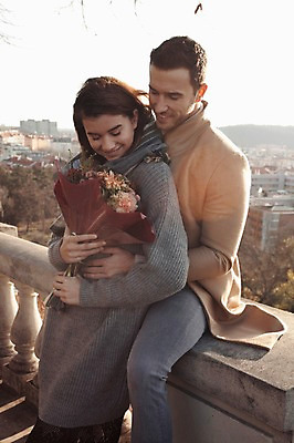 포토 JPG 주간 서양인 외국인 커플 응시 여자 남자 꽃다발 겨울 데이트 난간 안기 사랑 미소 사람 앉기 상반신 20대 성인 야외 두명 일상 옆모습 체코 백허그 성인만 국내포토 자연요소 시선 계절 꽃 감정 유럽 뷰포인트 관계 모션 포옹 표정 인종 청년 라이프 파일형식