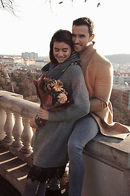 포토 JPG 주간 서양인 외국인 커플 응시 여자 남자 꽃다발 겨울 데이트 난간 사랑 서기 미소 사람 앉기 상반신 20대 성인 야외 두명 일상 옆모습 기댐 잡기 체코 백허그 성인만 국내포토 자연요소 시선 계절 꽃 감정 유럽 뷰포인트 관계 모션 포옹 표정 인종 청년 라이프 파일형식