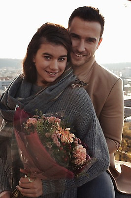 포토 JPG 주간 서양인 외국인 커플 응시 여자 남자 꽃다발 겨울 데이트 난간 사랑 미소 들기 사람 상반신 20대 성인 야외 두명 일상 앞모습 체코 백허그 성인만 국내포토 자연요소 시선 계절 꽃 감정 유럽 뷰포인트 관계 모션 포옹 표정 인종 청년 라이프 파일형식