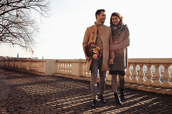 포토 JPG 주간 전신 서양인 외국인 커플 응시 여자 남자 꽃다발 겨울 데이트 난간 미소 들기 사람 20대 성인 야외 두명 일상 앞모습 걷기 팔짱 나뭇가지 체코 성인만 국내포토 자연요소 나무 시선 계절 꽃 유럽 뷰포인트 관계 모션 표정 인종 청년 라이프 파일형식