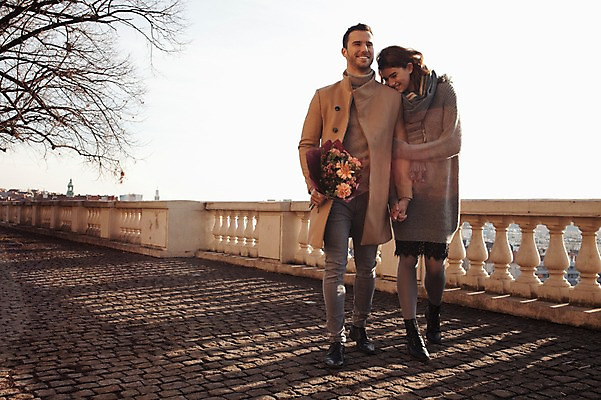 포토 JPG 주간 전신 서양인 외국인 커플 응시 여자 남자 꽃다발 겨울 데이트 난간 사랑 미소 사람 20대 성인 야외 두명 일상 앞모습 걷기 팔짱 손잡기 나뭇가지 체코 성인만 국내포토 자연요소 나무 시선 계절 꽃 감정 유럽 뷰포인트 관계 모션 표정 인종 청년 라이프 파일형식