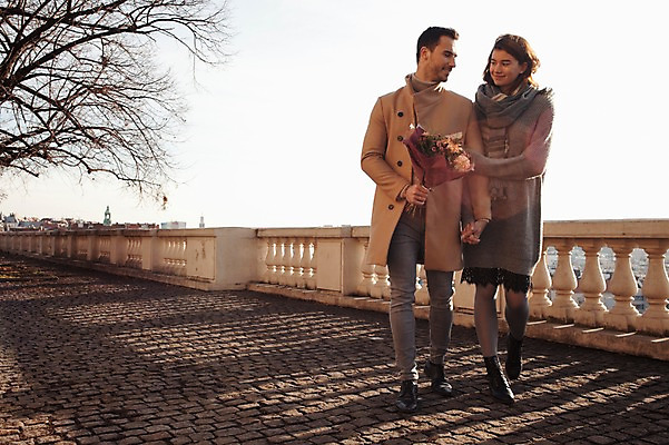 포토 JPG 주간 전신 서양인 외국인 커플 응시 여자 남자 꽃다발 겨울 데이트 난간 사랑 사람 20대 성인 야외 두명 일상 앞모습 마주보기 걷기 팔짱 손잡기 나뭇가지 체코 성인만 국내포토 자연요소 나무 시선 계절 꽃 감정 유럽 뷰포인트 관계 모션 인종 청년 라이프 파일형식