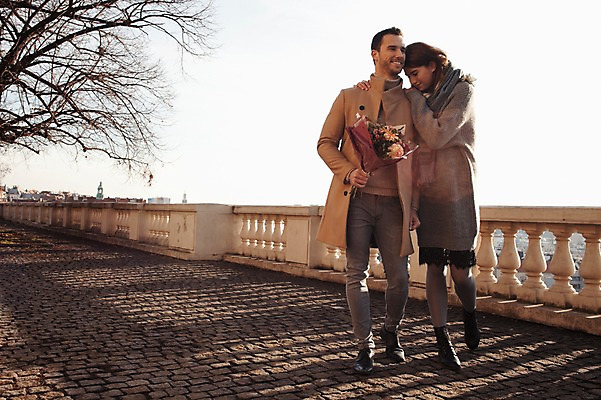 포토 JPG 주간 전신 서양인 외국인 커플 여자 남자 꽃다발 겨울 데이트 난간 사랑 미소 사람 20대 성인 야외 두명 일상 앞모습 걷기 기댐 체코 성인만 어깨에손 국내포토 자연요소 계절 꽃 감정 유럽 뷰포인트 관계 모션 표정 인종 청년 라이프 파일형식