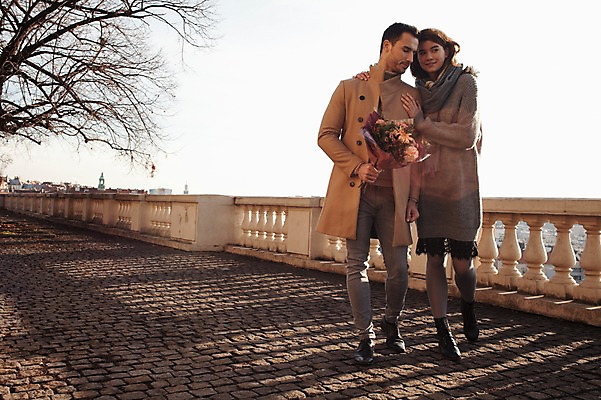 포토 JPG 주간 전신 서양인 외국인 커플 응시 여자 남자 꽃다발 겨울 데이트 난간 미소 들기 사람 20대 성인 야외 두명 일상 앞모습 걷기 체코 성인만 국내포토 자연요소 시선 계절 꽃 유럽 뷰포인트 관계 모션 표정 인종 청년 라이프 파일형식