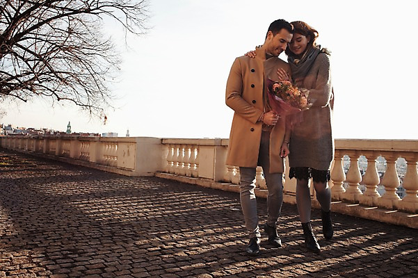 포토 JPG 주간 전신 서양인 외국인 커플 응시 여자 남자 꽃다발 겨울 데이트 난간 미소 들기 사람 20대 성인 야외 두명 일상 앞모습 걷기 나뭇가지 체코 성인만 국내포토 자연요소 나무 시선 계절 꽃 유럽 뷰포인트 관계 모션 표정 인종 청년 라이프 파일형식