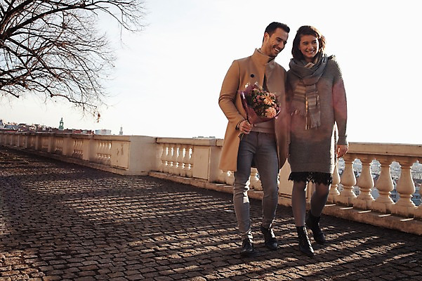 포토 JPG 주간 전신 서양인 외국인 커플 여자 남자 꽃다발 겨울 데이트 난간 미소 들기 사람 20대 성인 야외 두명 일상 앞모습 걷기 팔짱 즐거움 체코 성인만 국내포토 자연요소 계절 꽃 감정 유럽 뷰포인트 관계 모션 표정 인종 청년 라이프 파일형식