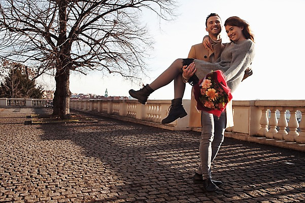 포토 JPG 주간 전신 서양인 외국인 나무 커플 여자 남자 꽃다발 겨울 데이트 난간 안기 미소 들기 사람 20대 성인 야외 두명 일상 앞모습 옆모습 즐거움 체코 성인만 들어올리기 국내포토 자연요소 식물 계절 꽃 감정 유럽 뷰포인트 관계 모션 표정 인종 청년 라이프 파일형식