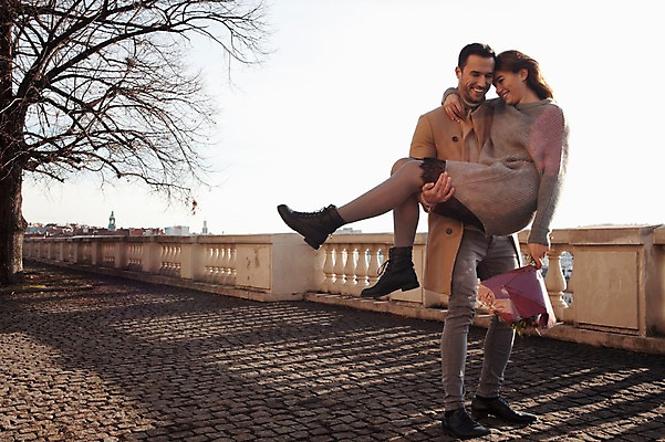 포토 JPG 주간 전신 서양인 외국인 나무 커플 여자 남자 꽃다발 겨울 데이트 난간 안기 사랑 미소 들기 사람 20대 성인 야외 두명 일상 앞모습 옆모습 즐거움 체코 성인만 들어올리기 국내포토 자연요소 식물 계절 꽃 감정 유럽 뷰포인트 관계 모션 표정 인종 청년 라이프 파일형식