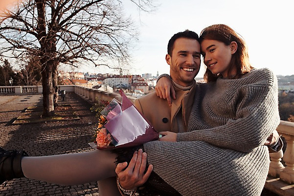 포토 JPG 주간 서양인 외국인 나무 커플 응시 여자 남자 꽃다발 겨울 데이트 난간 안기 사랑 미소 사람 상반신 20대 성인 야외 두명 일상 앞모습 옆모습 체코 성인만 들어올리기 국내포토 자연요소 식물 시선 계절 꽃 감정 유럽 뷰포인트 관계 모션 표정 인종 청년 라이프 파일형식