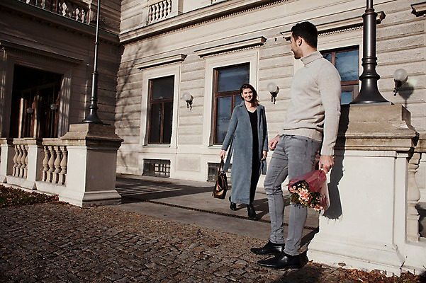 포토 JPG 주간 전신 서양인 외국인 커플 응시 여자 남자 꽃다발 프로포즈 겨울 데이트 주택 선물 서기 미소 들기 사람 이벤트 20대 성인 야외 두명 일상 앞모습 옆모습 마주보기 기다림 체코 성인만 국내포토 자연요소 시선 계절 꽃 유럽 뷰포인트 관계 모션 표정 인종 청년 건물 라이프 파일형식