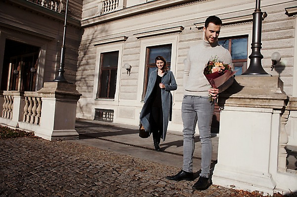 포토 JPG 주간 전신 서양인 외국인 커플 여자 남자 꽃다발 프로포즈 겨울 데이트 주택 선물 서기 들기 사람 이벤트 20대 성인 야외 두명 일상 앞모습 옆모습 기다림 체코 성인만 국내포토 자연요소 계절 꽃 유럽 뷰포인트 관계 모션 인종 청년 건물 라이프 파일형식