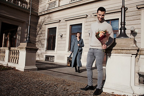 포토 JPG 주간 전신 서양인 외국인 커플 여자 남자 꽃다발 프로포즈 겨울 데이트 선물 사랑 서기 미소 들기 사람 이벤트 20대 성인 야외 두명 일상 앞모습 옆모습 기다림 체코 성인만 국내포토 자연요소 계절 꽃 감정 유럽 뷰포인트 관계 모션 표정 인종 청년 라이프 파일형식