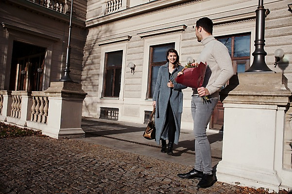 포토 JPG 주간 전신 서양인 외국인 커플 응시 여자 남자 꽃다발 프로포즈 겨울 데이트 주택 선물 서기 미소 들기 사람 이벤트 20대 성인 야외 두명 일상 앞모습 옆모습 마주보기 기다림 체코 성인만 국내포토 자연요소 시선 계절 꽃 유럽 뷰포인트 관계 모션 표정 인종 청년 건물 라이프 파일형식