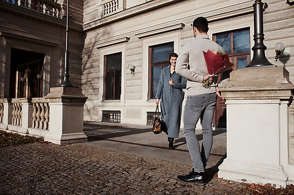 포토 JPG 주간 전신 서양인 외국인 커플 응시 여자 남자 꽃다발 프로포즈 겨울 데이트 주택 선물 서기 미소 들기 사람 이벤트 20대 성인 야외 두명 일상 앞모습 뒷모습 마주보기 기다림 비밀 체코 숨김 성인만 국내포토 자연요소 시선 계절 꽃 유럽 뷰포인트 컨셉 관계 모션 표정 인종 청년 건물 라이프 파일형식