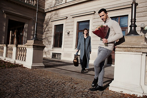 포토 JPG 주간 전신 서양인 외국인 커플 응시 여자 남자 꽃다발 프로포즈 겨울 데이트 주택 선물 서기 미소 들기 사람 이벤트 20대 성인 야외 두명 일상 앞모습 옆모습 기댐 기다림 체코 성인만 국내포토 자연요소 시선 계절 꽃 유럽 뷰포인트 관계 모션 표정 인종 청년 건물 라이프 파일형식