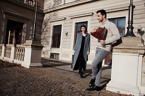 포토 JPG 주간 전신 서양인 외국인 커플 여자 남자 꽃다발 프로포즈 겨울 데이트 주택 선물 사랑 서기 미소 들기 사람 이벤트 20대 성인 야외 두명 일상 앞모습 옆모습 걷기 기댐 기다림 체코 성인만 국내포토 자연요소 계절 꽃 감정 유럽 뷰포인트 관계 모션 표정 인종 청년 건물 라이프 파일형식