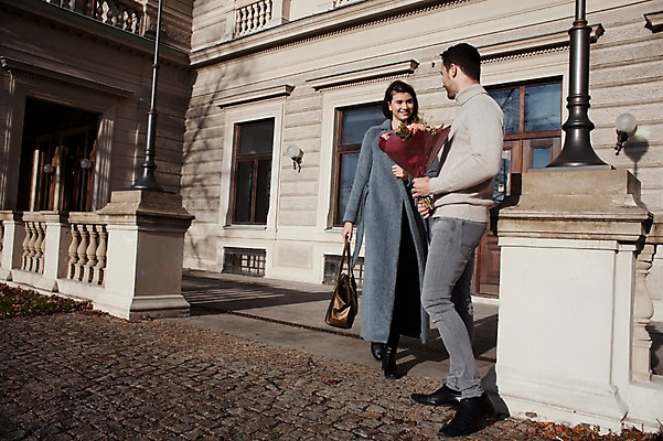 포토 JPG 주간 전신 서양인 외국인 커플 여자 남자 꽃다발 프로포즈 겨울 데이트 선물 사랑 서기 미소 들기 사람 이벤트 20대 성인 야외 두명 일상 앞모습 옆모습 마주보기 기다림 체코 성인만 국내포토 자연요소 계절 꽃 감정 유럽 뷰포인트 관계 모션 표정 인종 청년 라이프 파일형식