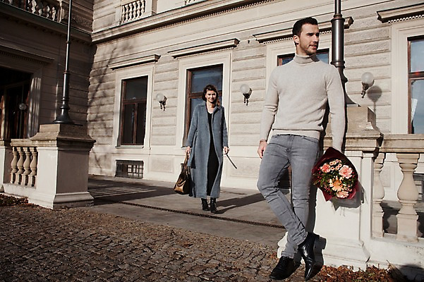 포토 JPG 주간 전신 서양인 외국인 커플 여자 남자 꽃다발 프로포즈 겨울 데이트 주택 선물 사랑 서기 미소 들기 사람 이벤트 20대 성인 야외 두명 일상 앞모습 기댐 기다림 체코 성인만 국내포토 자연요소 계절 꽃 감정 유럽 뷰포인트 관계 모션 표정 인종 청년 건물 라이프 파일형식