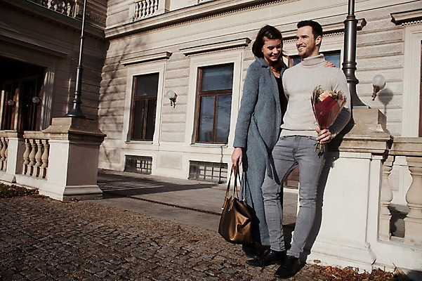 포토 JPG 주간 전신 서양인 외국인 커플 응시 여자 남자 꽃다발 프로포즈 겨울 데이트 안기 주택 선물 사랑 서기 미소 들기 사람 이벤트 20대 성인 야외 두명 일상 옆모습 기댐 체코 성인만 국내포토 자연요소 시선 계절 꽃 감정 유럽 뷰포인트 관계 모션 표정 인종 청년 건물 라이프 파일형식