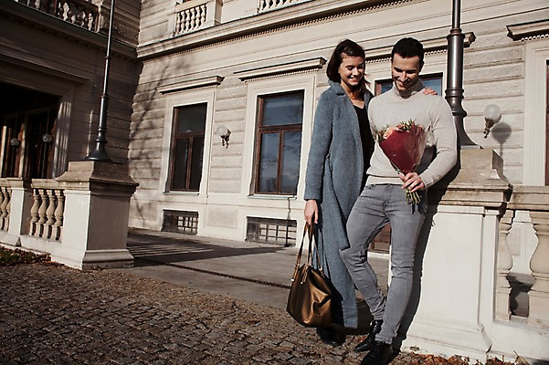 포토 JPG 주간 전신 서양인 외국인 커플 응시 여자 남자 꽃다발 프로포즈 겨울 데이트 안기 주택 선물 사랑 서기 미소 사람 이벤트 20대 성인 야외 두명 일상 앞모습 옆모습 기댐 체코 성인만 국내포토 자연요소 시선 계절 꽃 감정 유럽 뷰포인트 관계 모션 표정 인종 청년 건물 라이프 파일형식