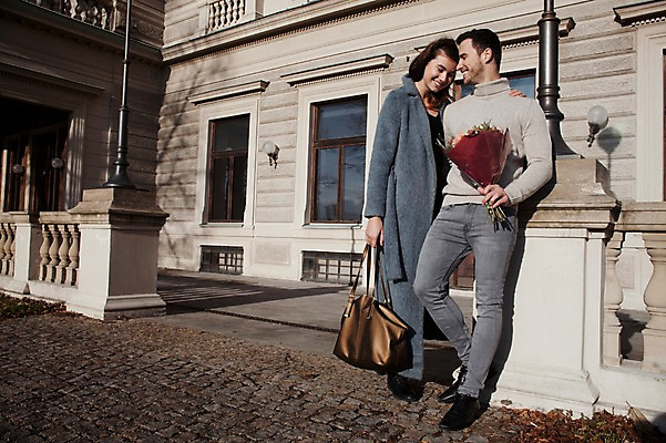 포토 JPG 주간 전신 서양인 외국인 커플 여자 남자 꽃다발 프로포즈 겨울 데이트 안기 주택 선물 사랑 서기 미소 들기 사람 이벤트 20대 성인 야외 두명 일상 앞모습 옆모습 기댐 체코 성인만 국내포토 자연요소 계절 꽃 감정 유럽 뷰포인트 관계 모션 표정 인종 청년 건물 라이프 파일형식