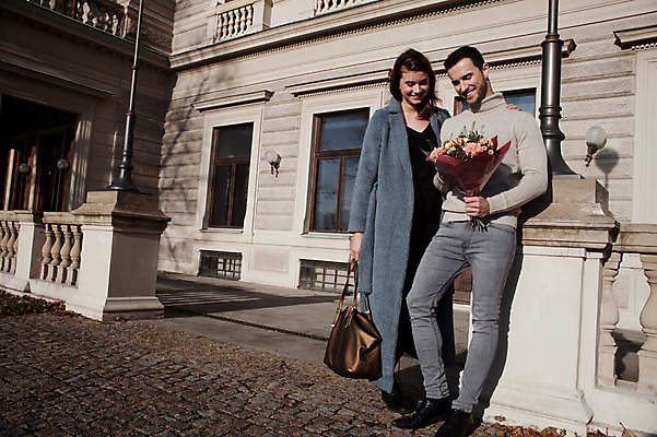 포토 JPG 주간 전신 서양인 외국인 커플 여자 남자 꽃다발 프로포즈 겨울 데이트 선물 서기 미소 들기 사람 이벤트 20대 성인 야외 두명 일상 옆모습 기댐 기다림 체코 성인만 국내포토 자연요소 계절 꽃 유럽 뷰포인트 관계 모션 표정 인종 청년 라이프 파일형식