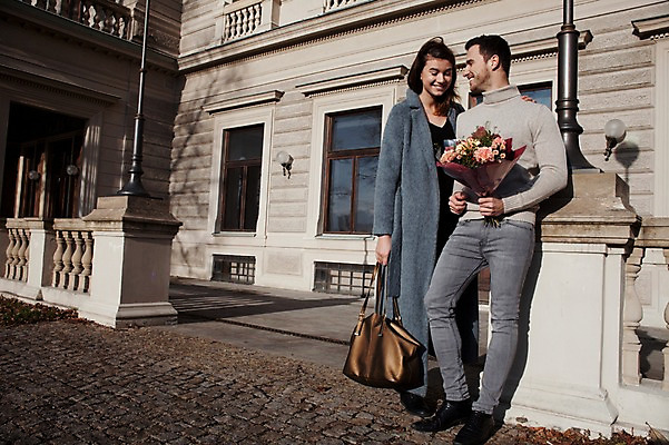 포토 JPG 주간 전신 서양인 외국인 커플 응시 여자 남자 꽃다발 프로포즈 겨울 데이트 주택 선물 사랑 서기 미소 들기 사람 이벤트 20대 성인 야외 두명 일상 옆모습 마주보기 체코 성인만 국내포토 자연요소 시선 계절 꽃 감정 유럽 뷰포인트 관계 모션 표정 인종 청년 건물 라이프 파일형식