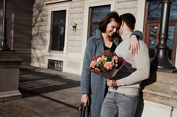 포토 JPG 주간 서양인 외국인 커플 여자 남자 꽃다발 프로포즈 겨울 데이트 안기 주택 선물 사랑 서기 미소 들기 사람 이벤트 상반신 20대 성인 야외 두명 일상 옆모습 기댐 체코 성인만 국내포토 자연요소 계절 꽃 감정 유럽 뷰포인트 관계 모션 표정 인종 청년 건물 라이프 파일형식