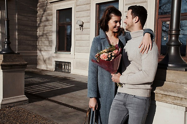 포토 JPG 주간 서양인 외국인 커플 응시 여자 남자 꽃다발 프로포즈 겨울 데이트 안기 선물 사랑 서기 미소 들기 사람 이벤트 상반신 20대 성인 야외 두명 일상 옆모습 마주보기 기댐 체코 성인만 국내포토 자연요소 시선 계절 꽃 감정 유럽 뷰포인트 관계 모션 표정 인종 청년 라이프 파일형식