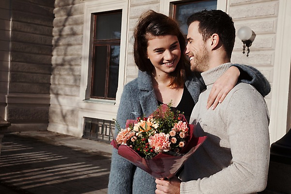 포토 JPG 주간 서양인 외국인 커플 응시 여자 남자 꽃다발 프로포즈 겨울 데이트 안기 주택 선물 사랑 미소 들기 사람 이벤트 상반신 20대 성인 야외 두명 일상 앞모습 옆모습 체코 성인만 국내포토 자연요소 시선 계절 꽃 감정 유럽 뷰포인트 관계 모션 표정 인종 청년 건물 라이프 파일형식