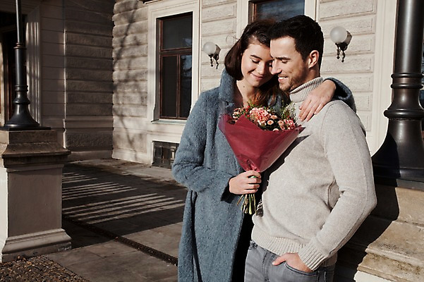 포토 JPG 주간 서양인 외국인 커플 여자 남자 프로포즈 겨울 데이트 안기 주택 선물 사랑 서기 미소 사람 이벤트 상반신 20대 성인 야외 두명 일상 앞모습 옆모습 기댐 체코 성인만 국내포토 자연요소 계절 감정 유럽 뷰포인트 관계 모션 표정 인종 청년 건물 라이프 파일형식