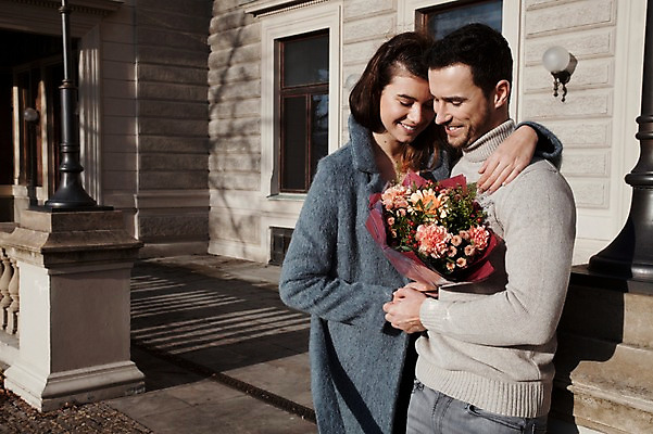 포토 JPG 주간 서양인 외국인 커플 응시 여자 남자 꽃다발 프로포즈 겨울 데이트 안기 주택 선물 사랑 미소 들기 사람 이벤트 상반신 20대 성인 야외 두명 일상 앞모습 옆모습 체코 성인만 국내포토 자연요소 시선 계절 꽃 감정 유럽 뷰포인트 관계 모션 표정 인종 청년 건물 라이프 파일형식