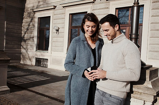 포토 JPG 주간 서양인 외국인 커플 응시 여자 남자 프로포즈 겨울 데이트 주택 선물 사랑 서기 미소 사람 이벤트 상반신 20대 성인 야외 두명 일상 앞모습 옆모습 기댐 반지 체코 성인만 국내포토 자연요소 시선 계절 감정 유럽 뷰포인트 장신구 관계 모션 표정 인종 청년 건물 라이프 파일형식