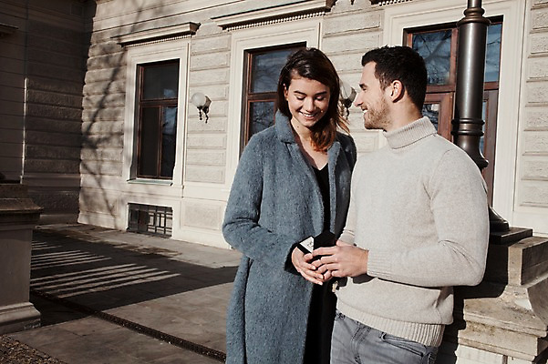 포토 JPG 주간 서양인 외국인 커플 응시 여자 남자 프로포즈 겨울 데이트 주택 선물 사랑 서기 미소 사람 이벤트 상반신 20대 성인 야외 두명 일상 앞모습 옆모습 기댐 반지 체코 성인만 국내포토 자연요소 시선 계절 감정 유럽 뷰포인트 장신구 관계 모션 표정 인종 청년 건물 라이프 파일형식
