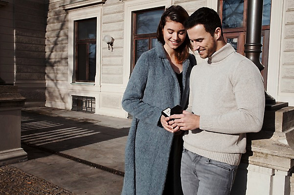 포토 JPG 주간 서양인 외국인 커플 응시 여자 남자 프로포즈 겨울 데이트 주택 선물 사랑 미소 사람 이벤트 상반신 20대 성인 야외 두명 일상 앞모습 옆모습 기댐 반지 체코 성인만 국내포토 자연요소 시선 계절 감정 유럽 뷰포인트 장신구 관계 모션 표정 인종 청년 건물 라이프 파일형식