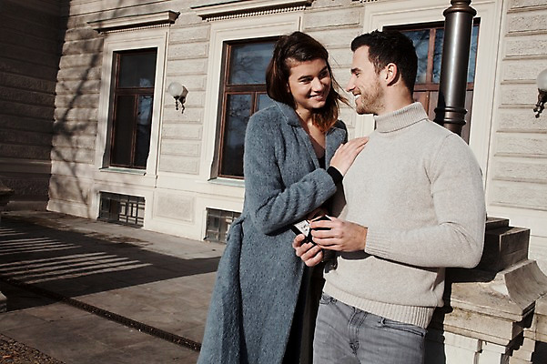 포토 JPG 서양인 외국인 커플 응시 여자 남자 프로포즈 데이트 주택 선물 사랑 서기 미소 사람 이벤트 상반신 20대 성인 야외 두명 일상 앞모습 옆모습 마주보기 기댐 반지 체코 성인만 국내포토 시선 감정 유럽 뷰포인트 장신구 관계 모션 표정 인종 청년 건물 라이프 파일형식