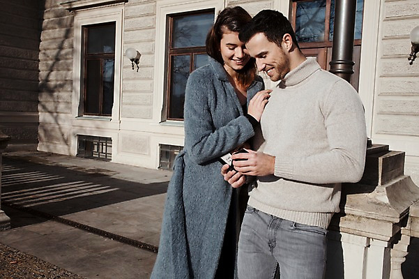 포토 JPG 주간 서양인 외국인 커플 응시 여자 남자 프로포즈 겨울 데이트 선물 사랑 미소 사람 이벤트 상반신 20대 성인 야외 두명 일상 앞모습 옆모습 기댐 반지 체코 성인만 국내포토 자연요소 시선 계절 감정 유럽 뷰포인트 장신구 관계 모션 표정 인종 청년 라이프 파일형식