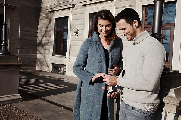 포토 JPG 주간 서양인 외국인 커플 여자 남자 프로포즈 겨울 데이트 주택 선물 사랑 서기 미소 사람 이벤트 상반신 20대 성인 야외 두명 일상 앞모습 옆모습 기댐 반지 체코 성인만 국내포토 자연요소 계절 감정 유럽 뷰포인트 장신구 관계 모션 표정 인종 청년 건물 라이프 파일형식