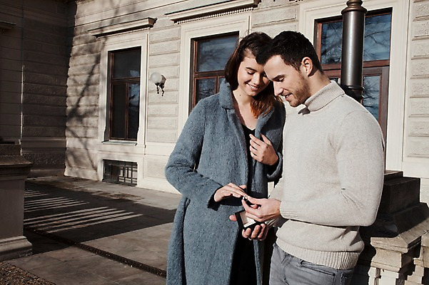 포토 JPG 주간 서양인 외국인 커플 응시 여자 남자 프로포즈 겨울 데이트 선물 사랑 미소 사람 이벤트 상반신 20대 성인 야외 두명 일상 앞모습 옆모습 반지 체코 성인만 국내포토 자연요소 시선 계절 감정 유럽 뷰포인트 장신구 관계 표정 인종 청년 라이프 파일형식