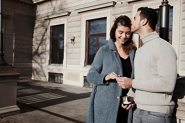 포토 JPG 주간 서양인 외국인 커플 여자 남자 프로포즈 겨울 데이트 키스 선물 사랑 서기 미소 사람 이벤트 상반신 20대 성인 야외 두명 일상 앞모습 옆모습 반지 체코 성인만 국내포토 자연요소 계절 감정 유럽 뷰포인트 장신구 관계 모션 표정 인종 청년 라이프 애정표현 파일형식