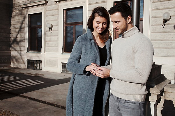 포토 JPG 주간 서양인 외국인 커플 응시 여자 남자 프로포즈 겨울 데이트 주택 선물 사랑 서기 미소 사람 이벤트 상반신 20대 성인 야외 두명 일상 앞모습 옆모습 기댐 반지 체코 성인만 국내포토 자연요소 시선 계절 감정 유럽 뷰포인트 장신구 관계 모션 표정 인종 청년 건물 라이프 파일형식